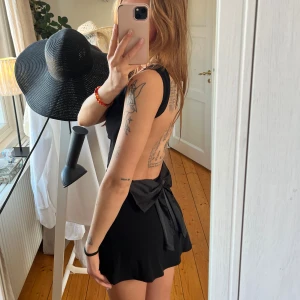 Klänning  - Världens sötaste klänning med rosett och öppen rygg! Helt ny och lappen är kvar💕