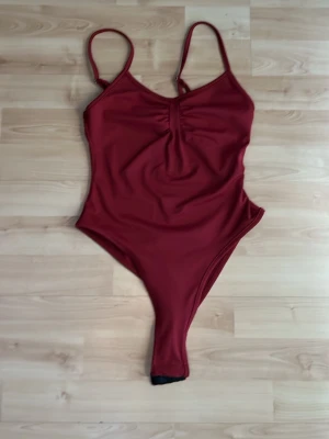 Röd body - Aldrig använd, säljer pga vill inte ha den💗är en blandning mellan röd och vinröd, tryck gärna på köp direkt
