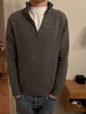 Grå kashmir tröja - Säljer en jätte snygg half zip kashmir från Singular Society. Den är köpt för runt 2 år sedan men inte i min stil. Har därför inga defekter och är i väldigt fint material. 👕Jag på bilden är ungefär 175 cm. Skriv till mig vid minsta fundering!! /Gustav 😁