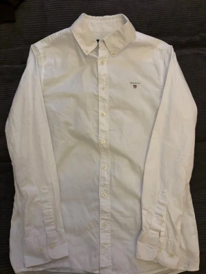 Vit skjorta från Gant - Säljer en vit skjorta från Gant. Den är inte använd mycket. Storlek 146-152, men skulle säga att den passar någon mellan 155-165. Skriv till mig vid minsta fundering! /Gustav 😁