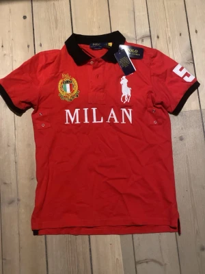 2012 ralph lauren piké - Vintage Milan Ralph lauren piké från 2012 men den valid qr-kod som tar dig till hemsidan.