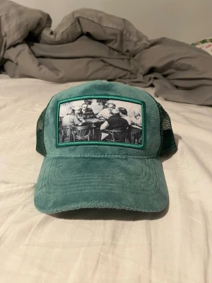 Grön velvet keps. - Säljer min gröna velvet keps som är sparsamt använt.