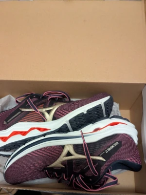 Mizuno skor - Hej! Dessa skor är helt nya, aldrig använda och har sin original box.  Ny pris på dessa skor ligger på 1500kr och mitt pris är 450 kr.  Kan mötas upp i Göteborg, närliggande stad eller frakta runt hela Sverige.  Tveka inte på att meddela mig vid fler frågor eller om du vill ha fler bilder.