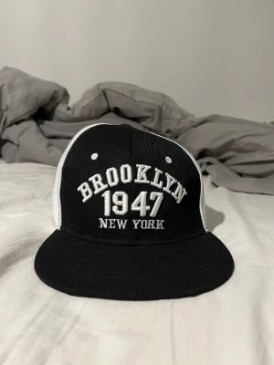 Brooklyn keps. - Tjenare säljer min Brooklyn keps som är sparsamt använt.