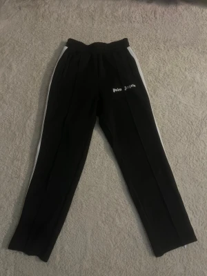 Palm angels byxor - Hypeade byxor från Palm Angels. Modern passform och premium kvalitet.