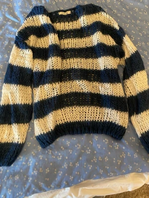 Design by Si stickad tröja  - Säljer en chunky stickad tröja från Design by Si i storlek Xs/S. Ursprungliga priset ligger på 529kr