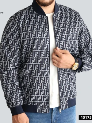 Fendi bomberjacka med monogram - Snygg bomberjacka från Fendi med klassiskt svartvitt FF-monogram över hela jackan. Jackan har svarta muddar, krage och midja samt dragkedja framtill. Perfekt för dig som vill sticka ut med en trendig och exklusiv look.