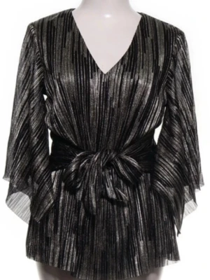 Glittrig svart-silver blus med knytband - Snygg blus i svart och silver med glittrigt, plisserat tyg och V-ringning. Blusen har trekvartsärmar och ett brett knytband i midjan som ger en markerad siluett. Perfekt för dig som vill sticka ut med stilrena detaljer och metallic-look.