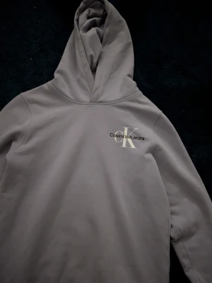 Babylila hoodie från Calvin Klein  - Snygg ljuslila hoodie från Calvin Klein i storlek 14/xs-s. Har använt några gånger men är nästan som ny.