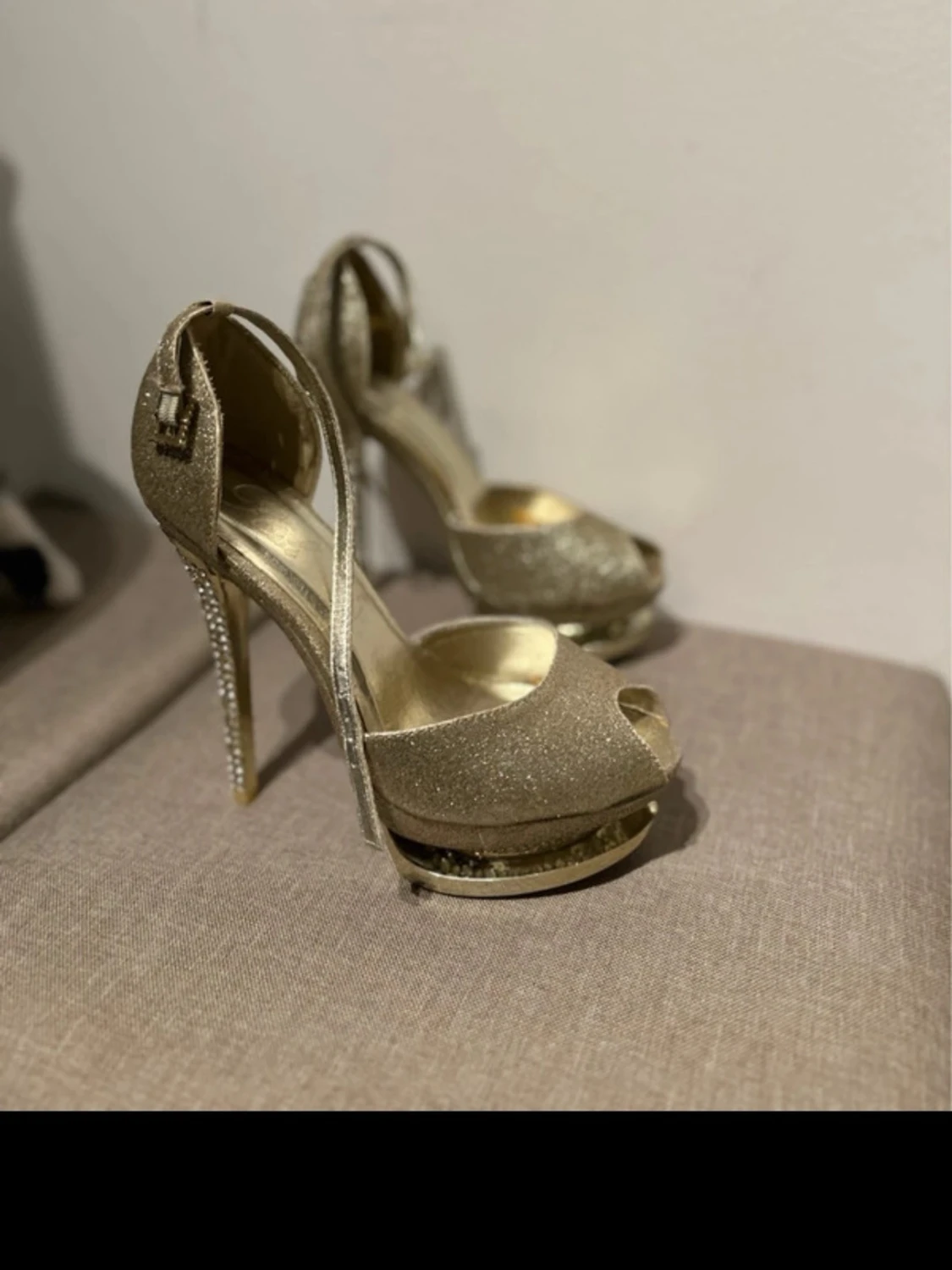Glittriga guldfärgade pumps med rem - 1
