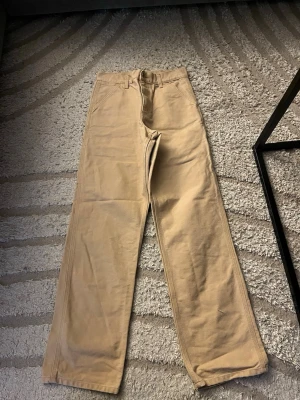 Jeans  - Beige jeans med hög midja, hittar ej storlek men skulle säga att de är 36/38