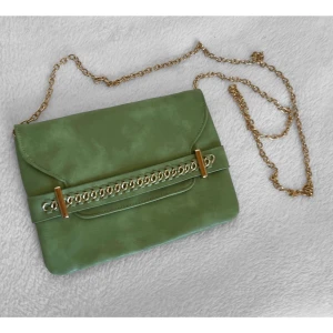 Väska - En super fin väska! Bra skick. Köparen står för frakten men kan även mötas upp i Uppsala, Knivsta eller Sigtuna. Tveka inte att fråga mig om något!