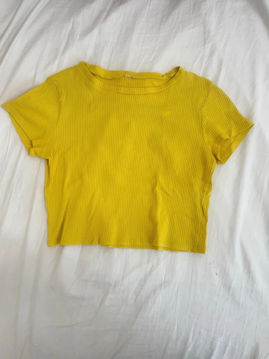 Gul ribbad croppad t-shirt