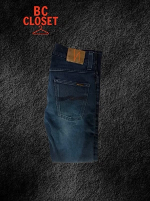 Nudie Jeans Grim Trim Blå - Snygga blåa jeans ifrån Nudie Jeans i modellen ”Grim trim”! Jeansen är i storlek W32/L32. Priset är diskuterbart, kontakta mig för alla frågor och funderingar! ✅🤝