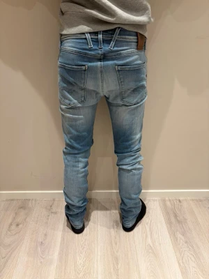 Replay - Tjena säljer ett par feta ljusblåa Replay jeans nypris ca 1499kr vårat pris 600kr. Dem är W30 killen på bilden är 175 cm och väger runt 62kg. Skriv vid frågor eller intresse! 