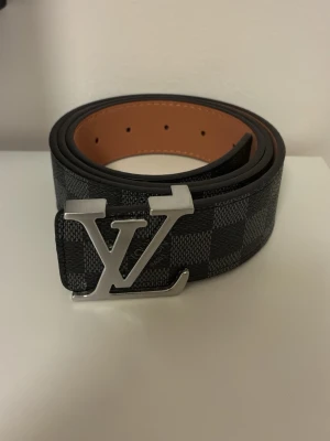 Svart rutigt bälte - Säljer ett snyggt svart bälte i storlek 110