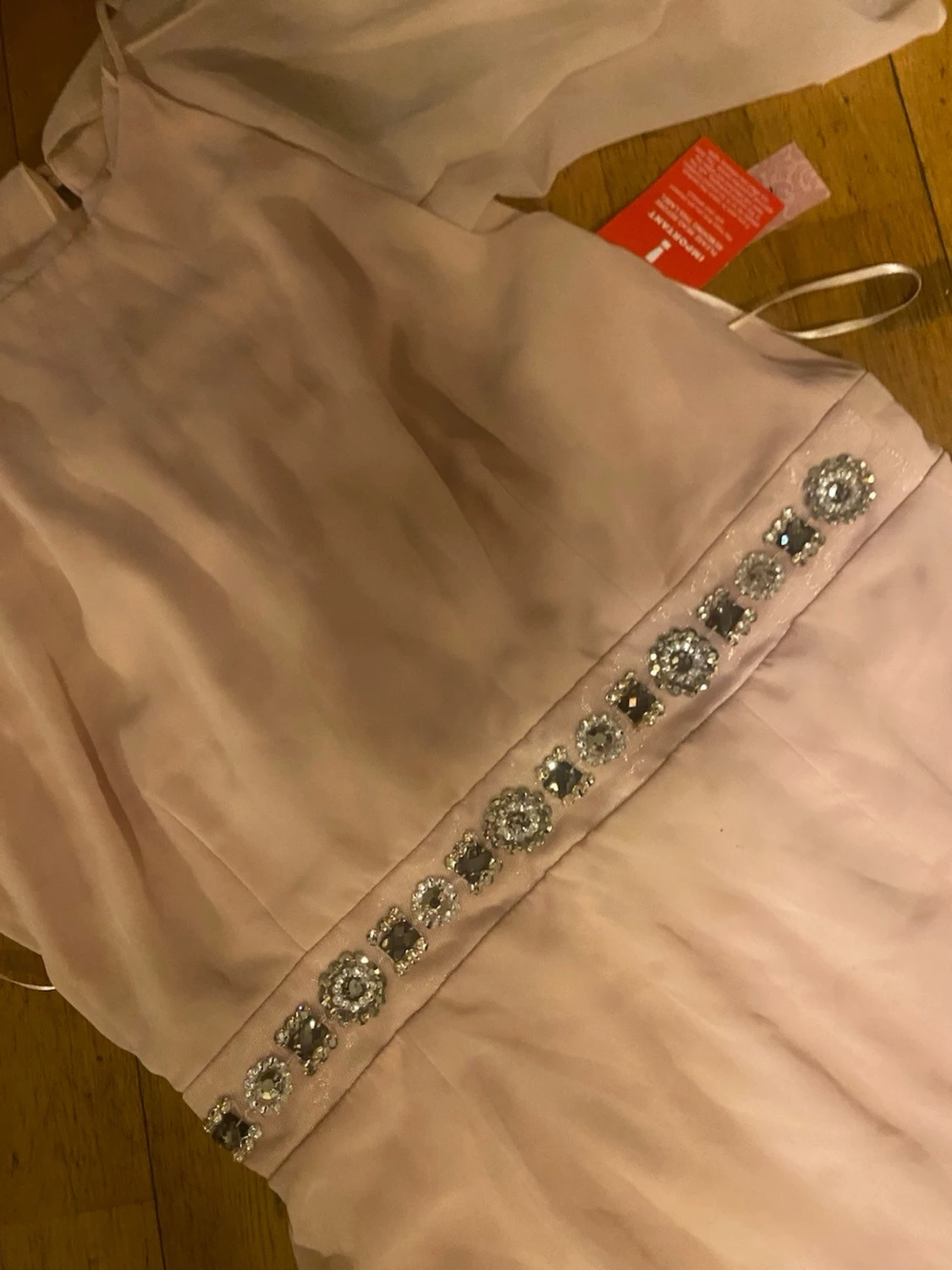 Ljusrosa långklänning med pärldetaljer - 1