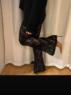 Svarta populära spetsbycor - Svarta snygga spetsbyxor. Resår i midjan och utavängda ner till. Storlek s passar mig som är 162. Finns ingen lapp så vet ej var dom är ifrån då. Kan sänka pris vid snabbt köp!