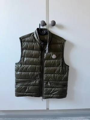 Olivgrön dunväst från Moncler - Säljer min moncler gui för att den är för liten, den är som ny, använt den max 5 gången