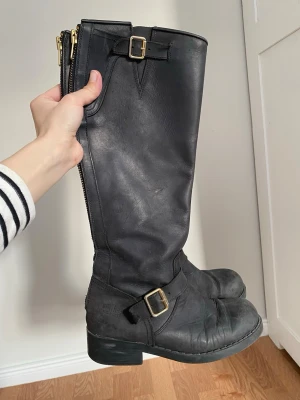 Höga läder boots/stövlar Johnny Bulls - Höga läder boots/stövlar från Johnny Bulls. Välanvända- se bilder. Pm för fler bilder. 