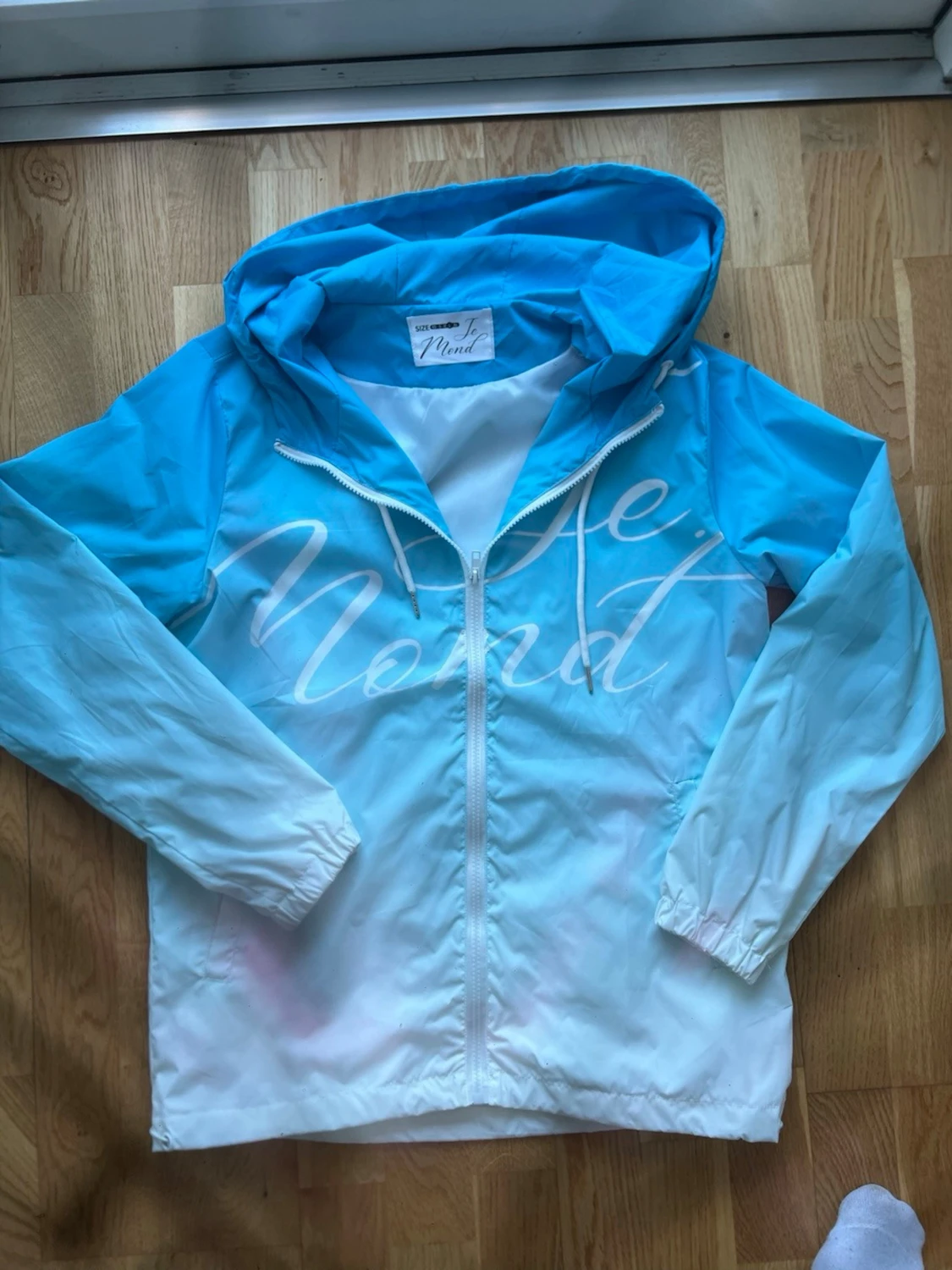 Blåvit vindjacka från Le Nörd