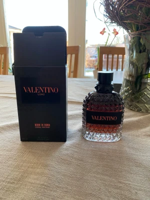 Valentino Uomo Born In Roma Coral Fantasy 100ml - Valentino Uomo Born In Roma Coral Fantasy är en exklusiv herrparfym. 85-90 ml kvar. Säljer pga pengar behov. 4.38/5 av tusentals professionella 