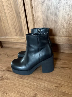 Stövletter - Använda en gång i någon timme inomhus, som nya! Dragkedja på insidan, storlek 36