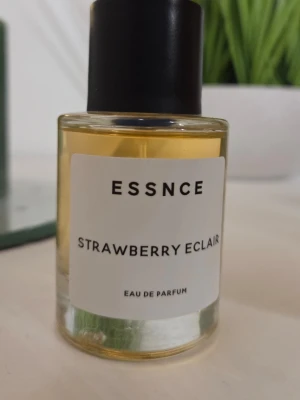 ESSNCE Strawberry Eclair parfym - Nästan ny flaska Strawberry eclair från Essnce. Förvarad mörkt och torrt. 