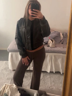 skinn bomberjacka  - Från hm använd två gånger i storlek S köpt för 599 men säljer 350💕