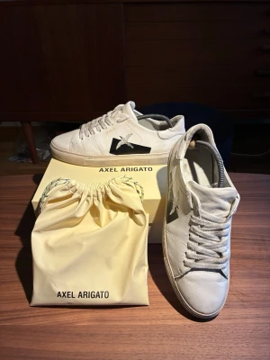 Axel Arigato Skor - Riktigt fräscha Axel Arigato skor   Väl omhändertagna  Självklart följer samtliga tillbehör med!