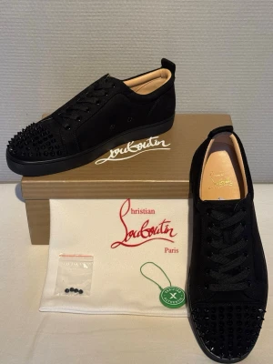 Christian Louboutin (med spikar) - Hej! Säljer ett par helt nya svarta christian louboutin med spikar i svart färg. Skickar samma dag  Pris: 2000kr, kan diskutera vid snabb affärtt