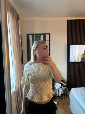 Gul smockad t shirt Gina tricot  - Säljer en gul smockad t shirt från Gina Tricot i storlek S, väldigt bra skick 