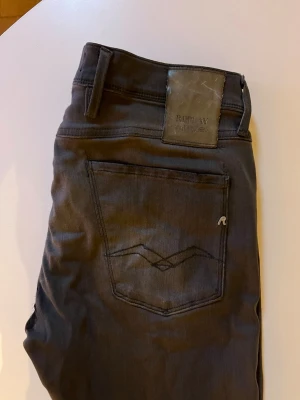 Replay Jeans - Säljer ett par gråa replay jeans i modellen anbass. Storlek 31/32. Mellan benen finns är det lite slitet men inget som syns vid användning. Står ej för postens strul. Pris kan diskuteras vid snabb affär. 