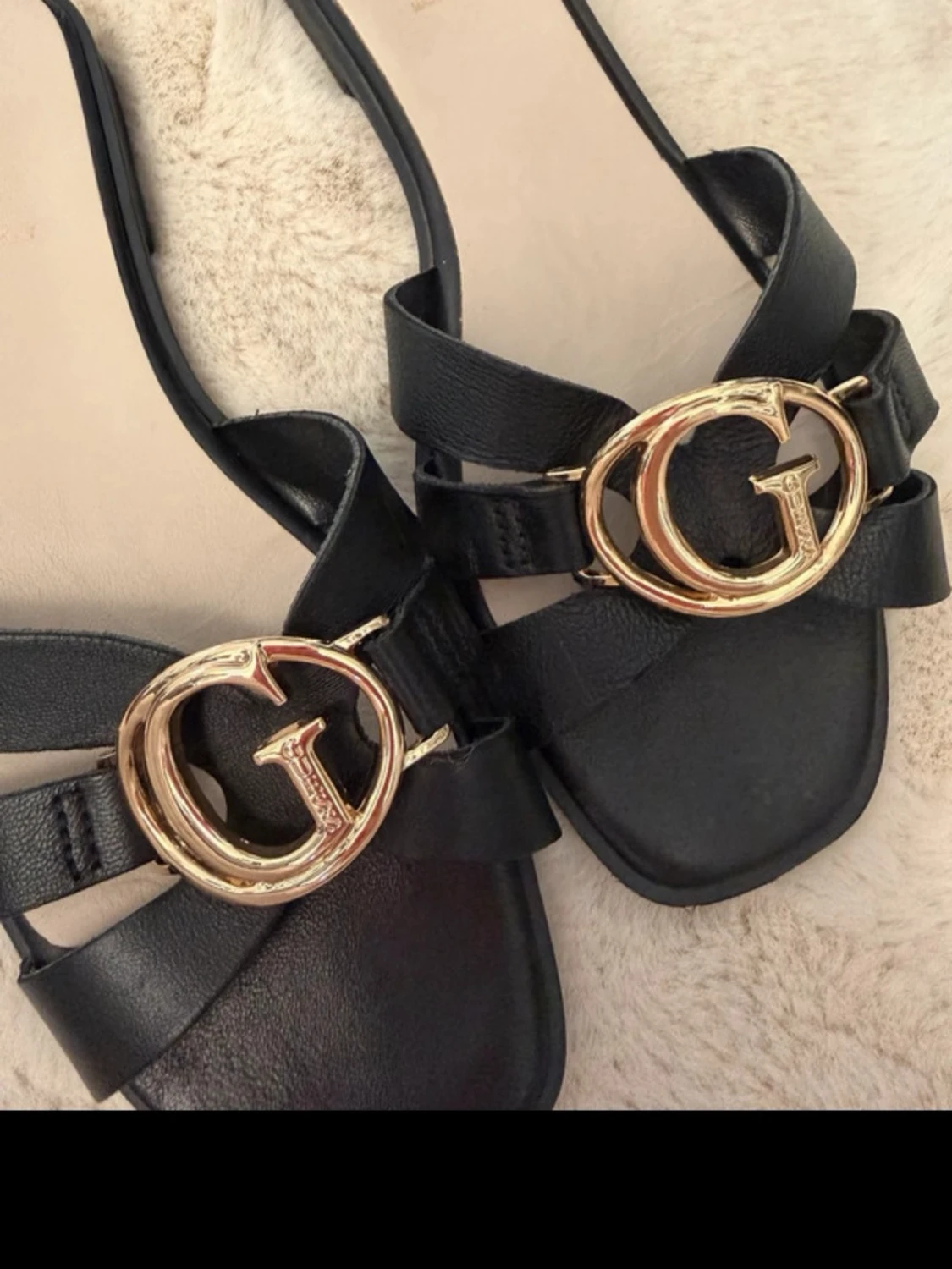 Svarta sandaler från Guess med guldlogo - 2