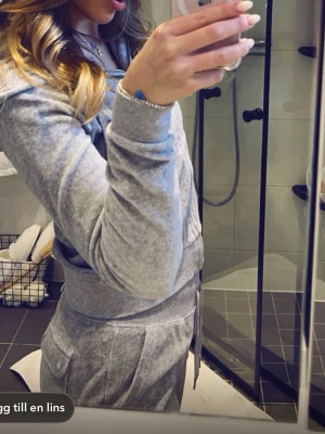Juicy Couture Grå mjukisbyxor med fickor hellång - Nytt set från Juicy Couture i färgen grå, storlek S. Jag har haft på mig det två gånger, så det är i väldigt fint skick. Superfint! Köpt från Juicy Coutures hemsida – byxorna kostade 1200 kr och koftan 1300 kr, totalt 2500 kr. ✨
