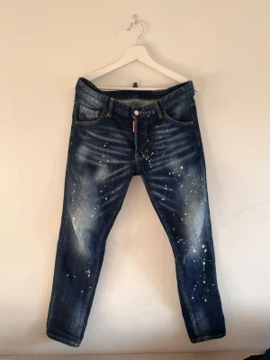 Dsquared blå jeans - Säljer ett par feta jeans som är perfekta året om. De passar varje still och du kan matcha de med vilken outfit som helst. Sån pris finns ej någon annastans. Byxorna är använd ett fåtal gånger. Skulle passa dig som har strlk W32L32, en strlk mindre elr mer skulle ej göra nån skillnad.