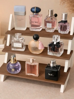 Parfymhylla 3d print, tre våningar - Snygg parfymhylla 3d-printad med tre våningar. Hyllan har vita sidor och bruna ribbade hyllplan, perfekt för att organisera parfymer eller småprylar. Modern design som passar på sminkbordet eller i badrummet.
