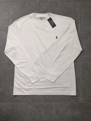 Ralph Lauren långärmad - Vit Ralph Lauren långärmad för män, storlek M. Väldigt bekväm och elegant tröja som passar till alla tillfällen. Hör av dig vid intresse/frågor. PRIS KAN DISKUTERAS