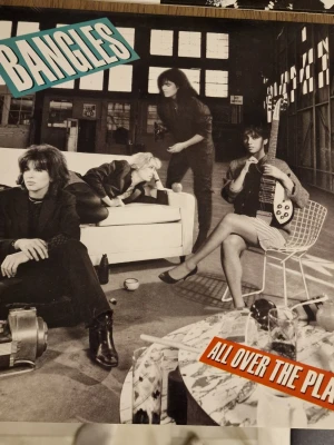 Bangles All Over The Place LP - LP Bangles "All Over The Place" svartvit omslagsbild på Bangles och färgglada titlar. LPn har ett retro och konstnärligt uttryck med bandmedlemmar i en industrilokal. Perfekt för dig som gillar musik och 80-talets estetik.