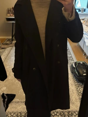 Svart rock från Stradivarius - Hello! Jag säljer en tunn kappa jag köpte i somras men har bara kommit till användning max 2ggr! Jätte fin och i ett bra skick! Storlek S. Två knappar till kommer. Pris går att diskutera💕👌