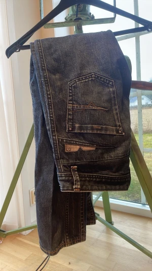 Diesel industry jeans  - Ett par snyggare diesel jeans med sköna fades på fram sidan och vid knävecken. Strl 30/32