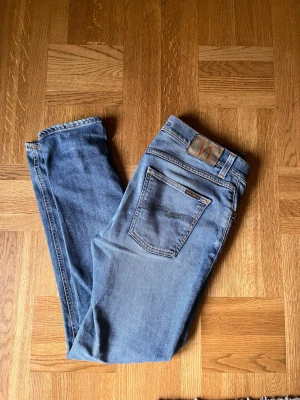 Nudie jeans - Säljer ett par blåa Nudie jeans i modellen Lean Dean. Enbart använda ett fåtal gånger.  Storlek 31x32. Skriv vid minsta fundering👏