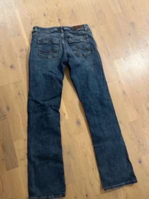 Ltb jeans - Säljer ett par ltb jeans i modellen valaire bootcut. Lågmidjade och i fint skick. Midja 29 längd 32