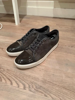 Lanvin - Hej! Säljer dessa gråa/ish grön lanvin skor | är i bra skick se bilder | storlek eu 44 uk 10 | bara skor medföljer | pris går att diskutera vid snabb affär | obs sulkräm har använts | 