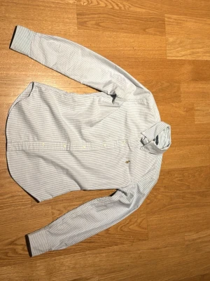 Randig Ralph Lauren skjorta - Tja! En Ralph Lauren skjorta som ej passar mig, men som ändå är riktigt snygg! Den är storlek Xs och har inga defekter. Längden är 66.5 cm och bredden är 46 cm. Skjortan hade passat någon som är ungefär 166 och sådär 54 kg. Priset går att diskuteras och skriv super gärna om du har några frågor!!