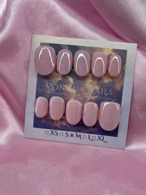 BabyPink (M);ExtraShortOval  - Snygga handgjorda press-on naglar i en baby pink färg. ExtraShortOval  form, handgjorda med glansig finish. Perfekta för dig som vill ha en clean och elegant Pantone CHIC look.M: 16 mm, 12 mm, 12,5 mm, 11,5 mm, 10 mm