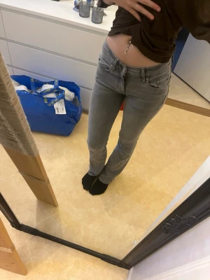 Gråa bootcut jeans med låg midja - Säljer ett par gråa bootcut jeans med låg och ”tvättad” look. Heter: perfect jeans 