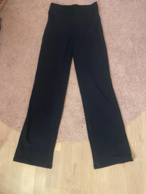 Marinblåa sköna mjukisbyxor från lager 157 - Svarta leggings med hög midja men går att vika ner så blir dom lågmidjade och utsvängda ben. Mjukt och stretchigt material som sitter bekvämt. Perfekta för en avslappnad och trendig look. Snörena är borta.