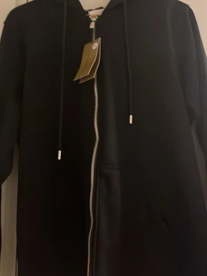 Svart burberry hoodie - Säljer den eftersom den var för stor för mig. Helt ny aldrig använd. Storlek M.