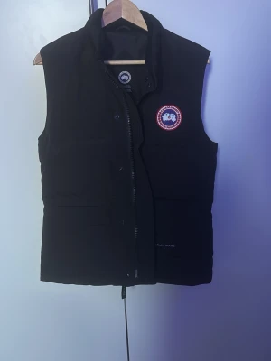 Canada goose - Tjenare säljer denna fetta Canda Goose västen🤩. Den är perfekt för dig då den är fylld med lager-på-lager och gör så att du håller dig varm under vintern och även hösten tack vare dunfyllningen🙌. Något du undrar efter🤔 Är de bara att höra av sig!!